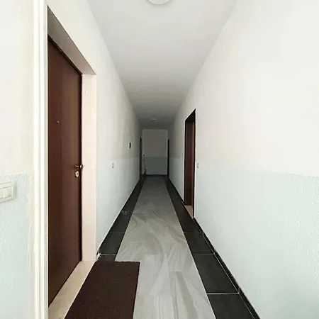 Apartament Korabi Luk 695 *