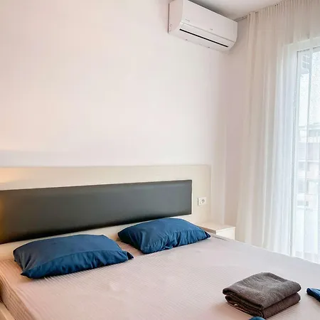 Korabi Luk 695 *