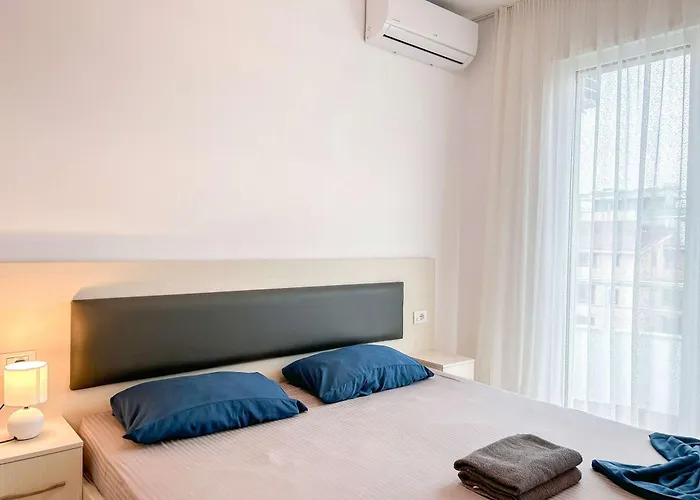Korabi Luk 695 *